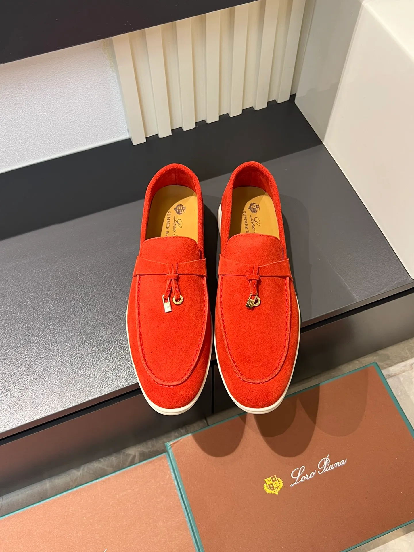 Men's shoes 💰p360 "Loro men's shoes 💰pian'*" Classic L men's shoes for couples 💰p Top version British flat loafers, a must-have item in old money style, the minimalist design is eye-catching and durable, a plus point for dressing The soft foot feel and texture are outstanding. They don’t scratch your feet and are very nice. They are matched with soft and waxy soles. They can be worn daily for a long time without getting tired. They are easy to wear, versatile and classic items, with perfect foot feel and texture! Imported cashmere fabric, the lining is made of imported A-grade water-dyed cow lining, the top version of the genuine leather midsole is sewn with pure handmade mark thread! Size: Female 35-40 (34. Customized) Male 38-44 (45.46. Customized)